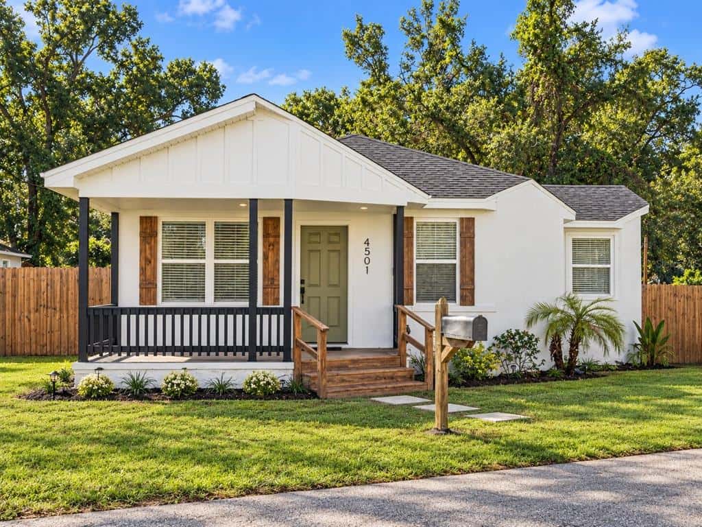 Single Family Residence in TAMPA