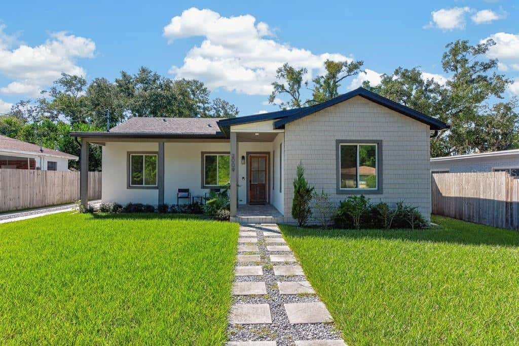 Single Family Residence in TAMPA