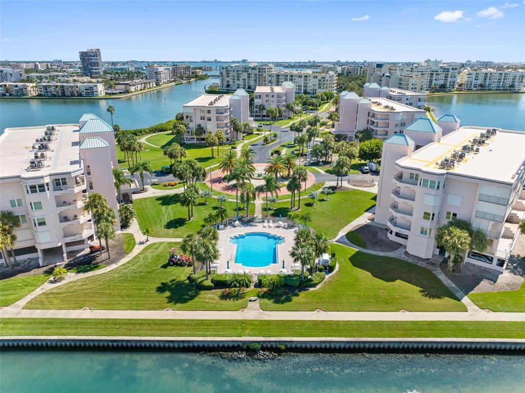 Condominium in ST PETERSBURG