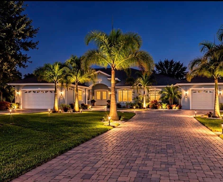 Single Family Residence in APOLLO BEACH
