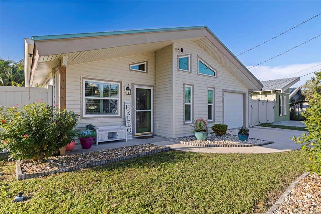 Single Family Residence in PINELLAS PARK