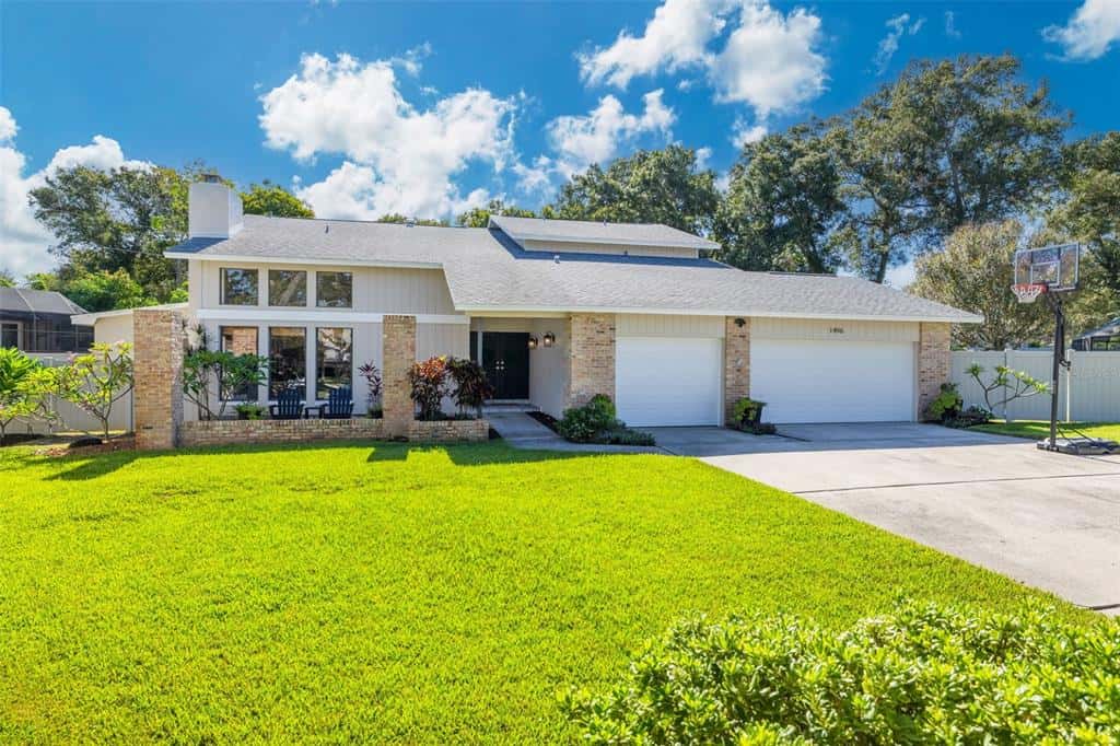 Single Family Residence in PALM HARBOR