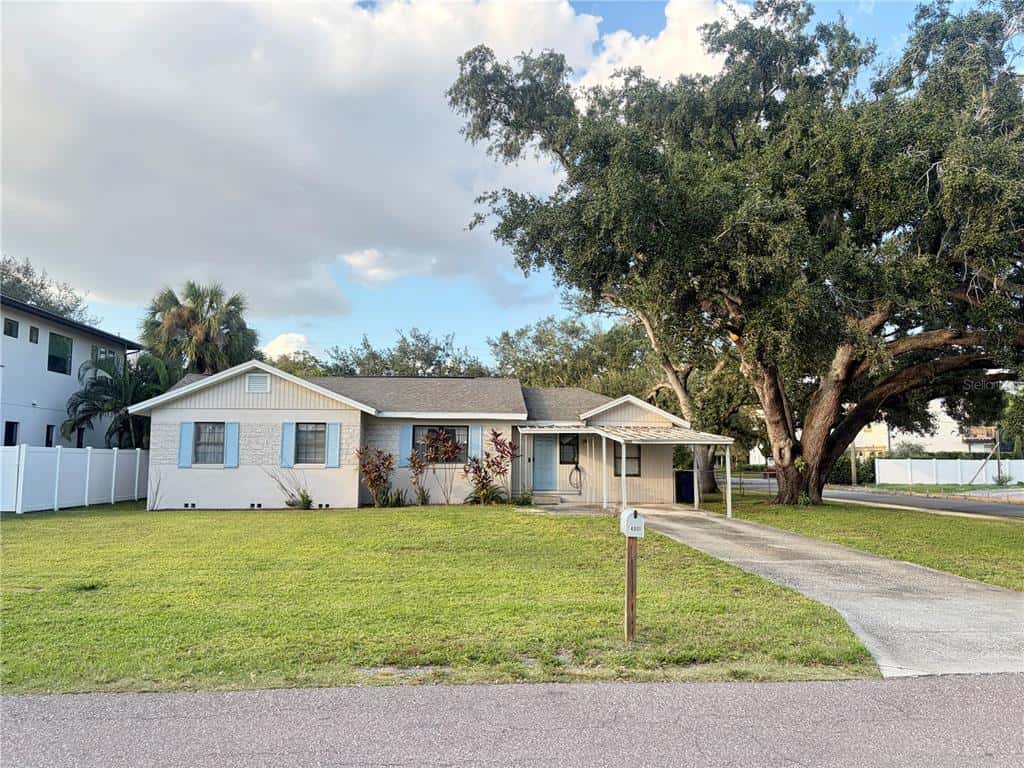 Single Family Residence in TAMPA