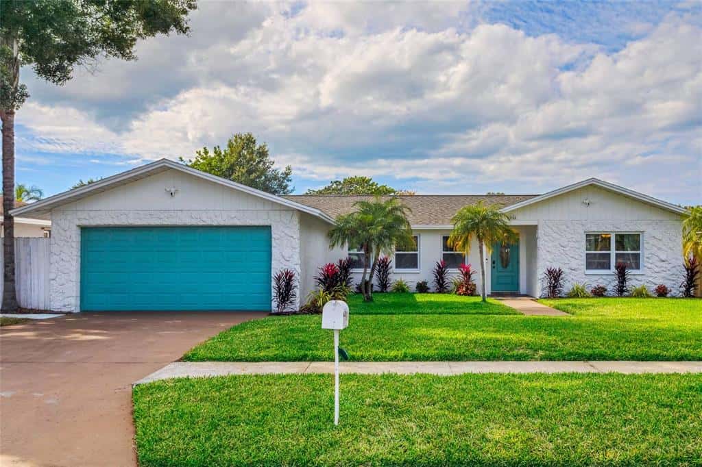 Single Family Residence in LARGO