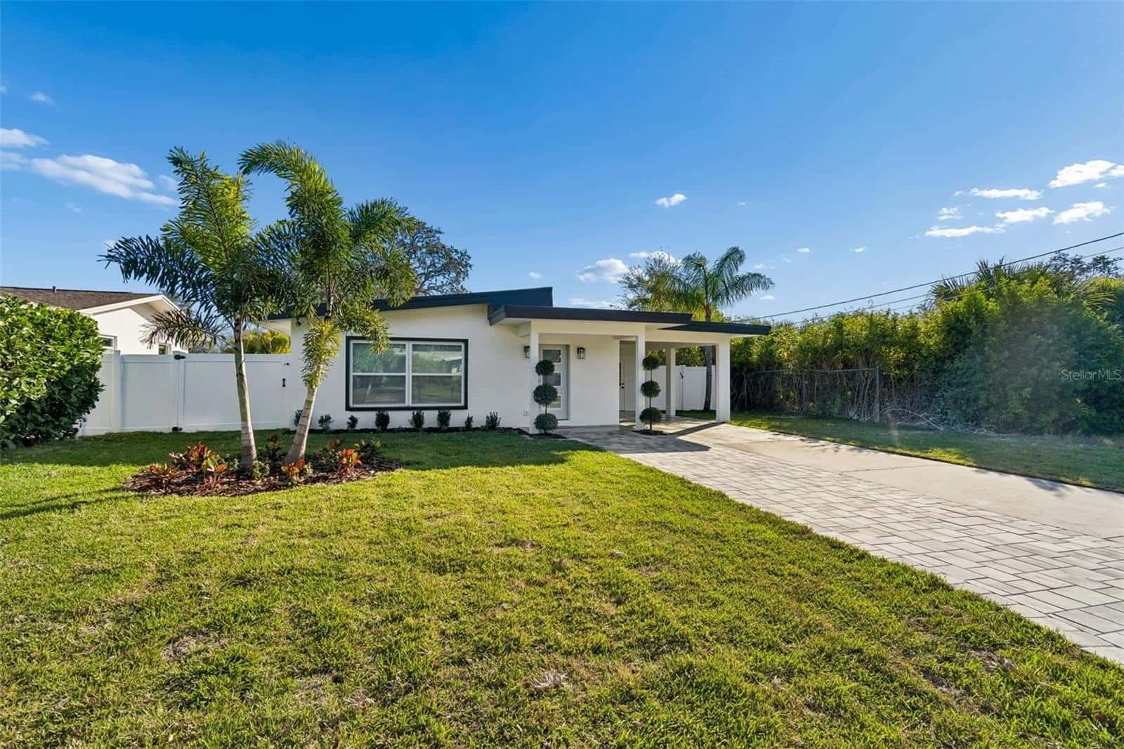Single Family Residence in PALM HARBOR