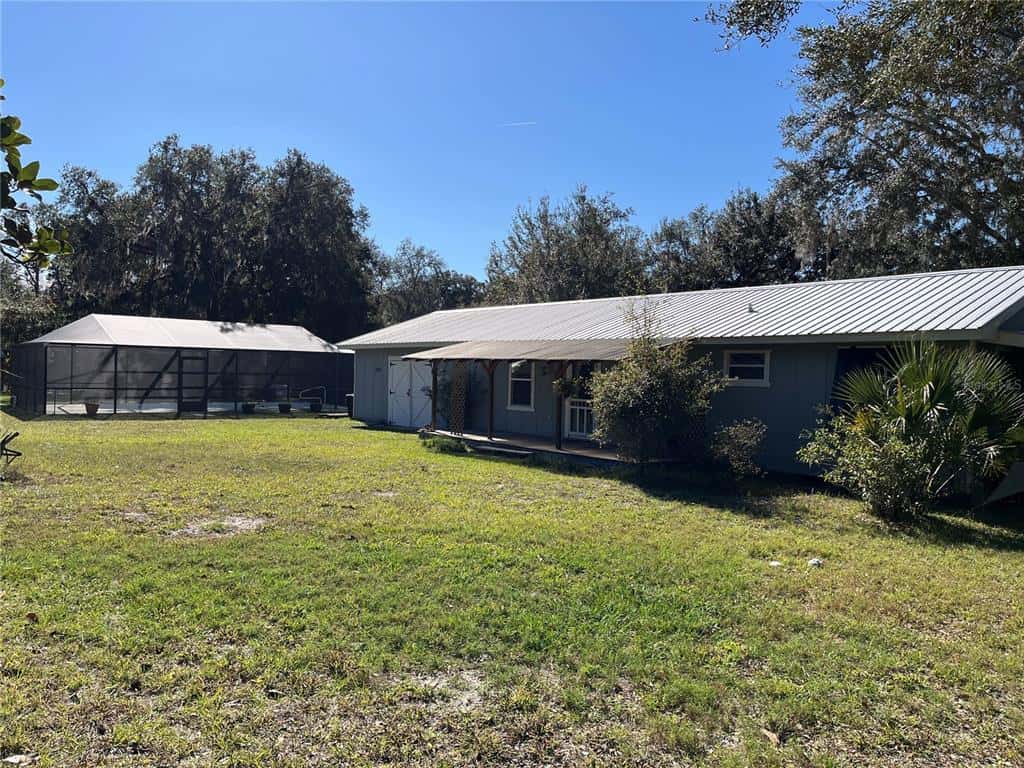 Single Family Residence in FLORAL CITY
