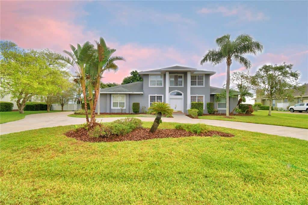 Single Family Residence in WINTER HAVEN