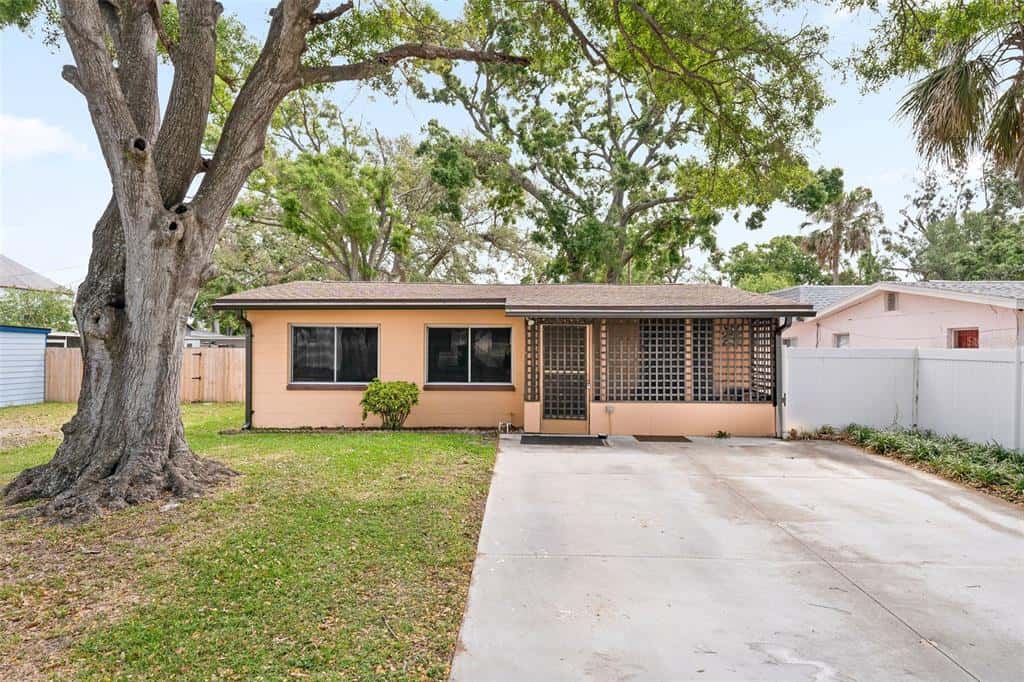 Single Family Residence in PINELLAS PARK