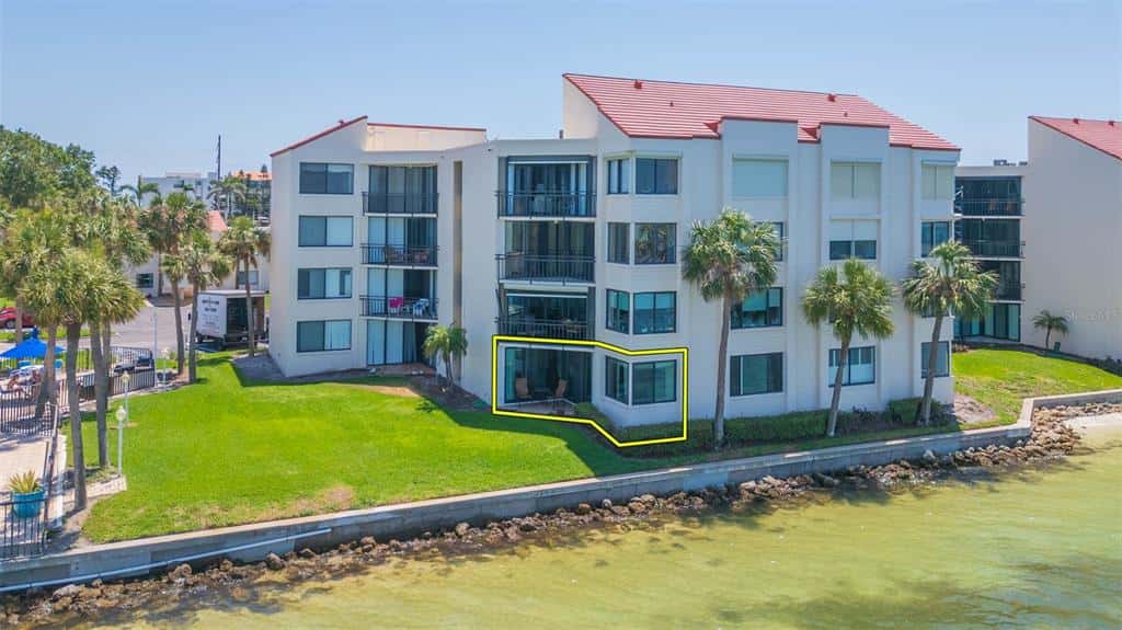 Condominium in ST PETERSBURG