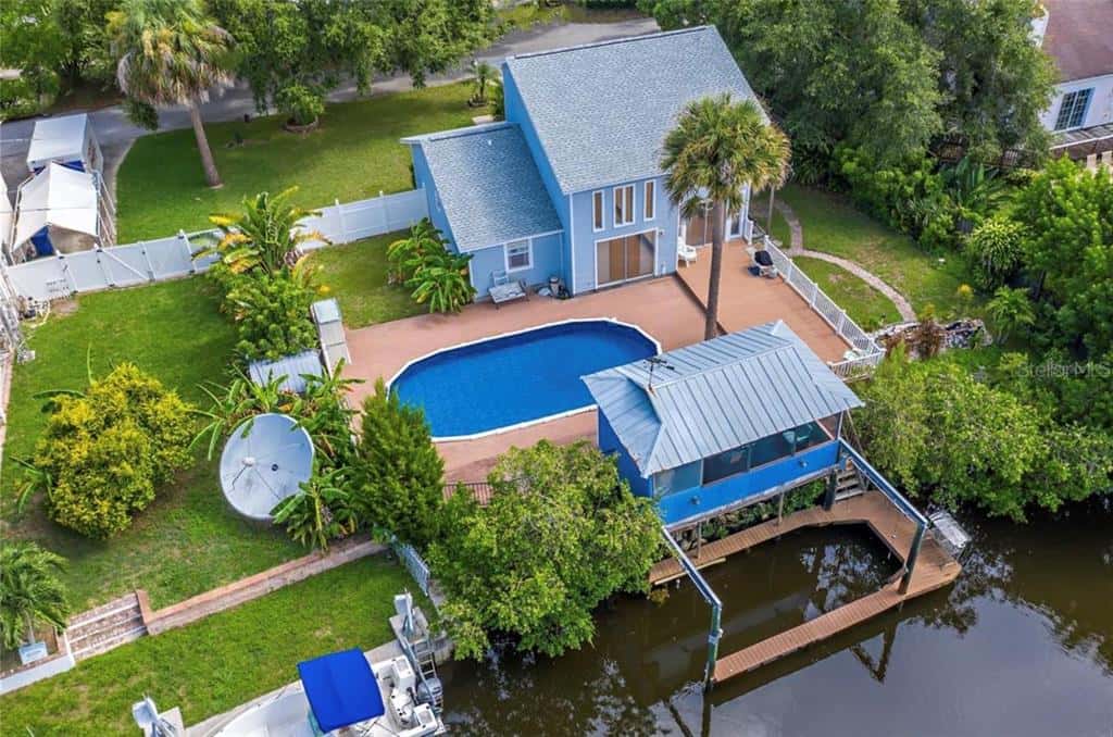 Single Family Residence in PALM HARBOR