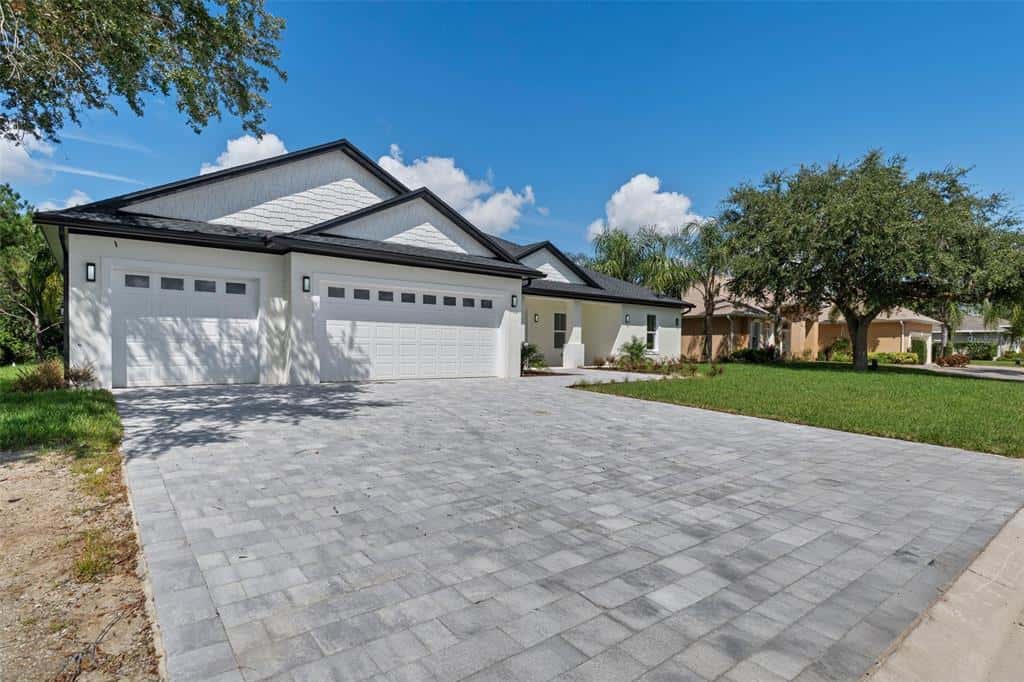 Single Family Residence in WINTER HAVEN