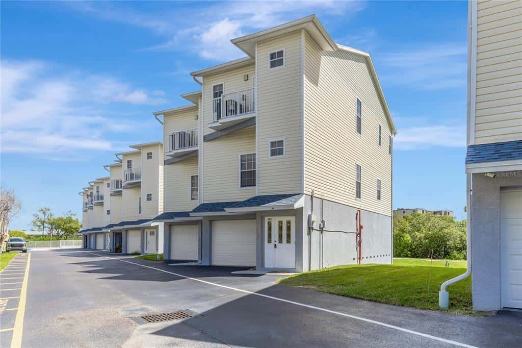 Townhouse in INDIAN SHORES