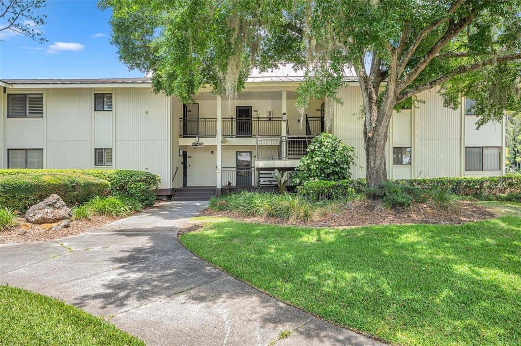 Condominium in WESLEY CHAPEL