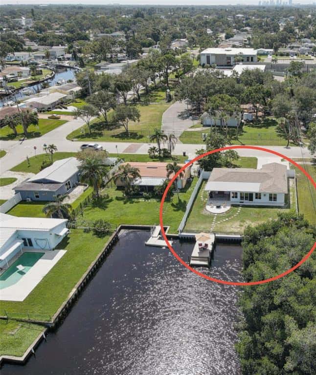 Single Family Residence in ST PETERSBURG