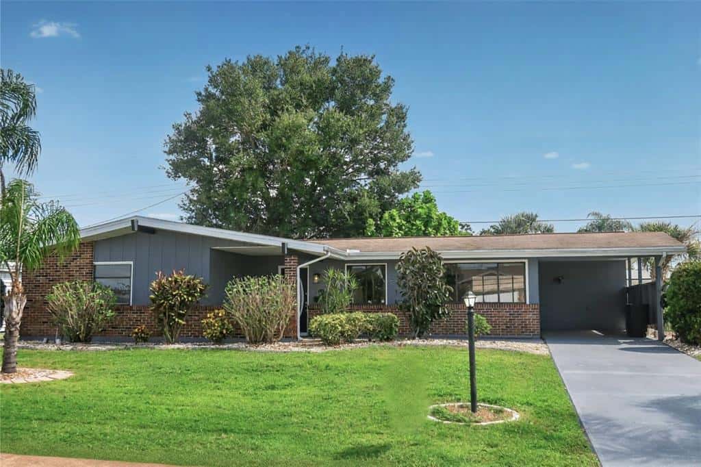Single Family Residence in SUN CITY CENTER