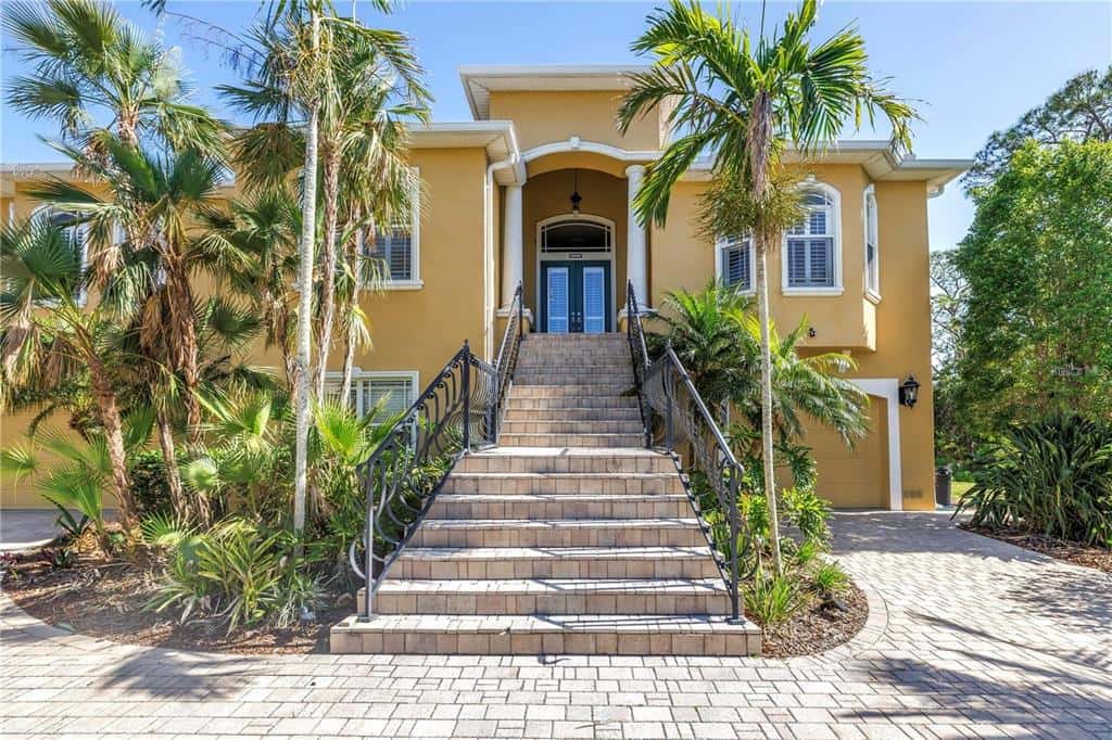 Single Family Residence in TARPON SPRINGS