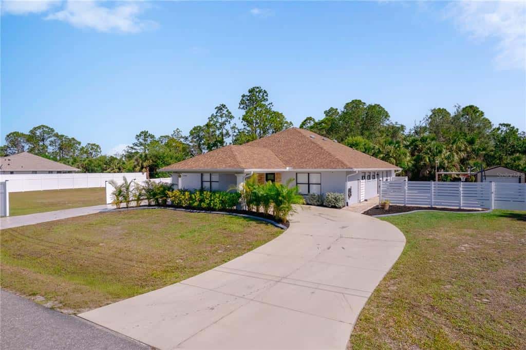 Single Family Residence in NORTH PORT