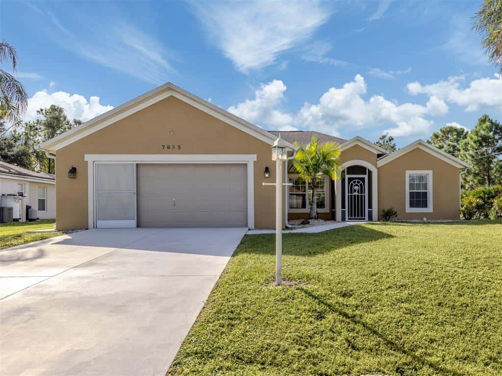 Single Family Residence in NORTH PORT