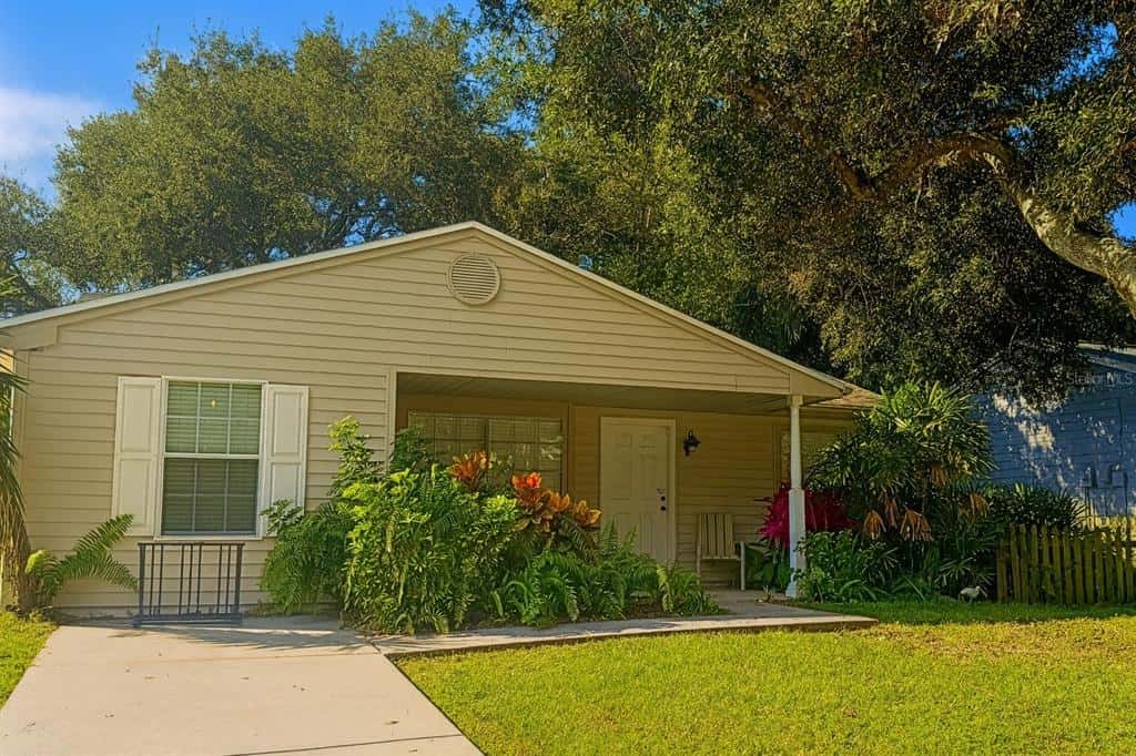 Single Family Residence in PALM HARBOR