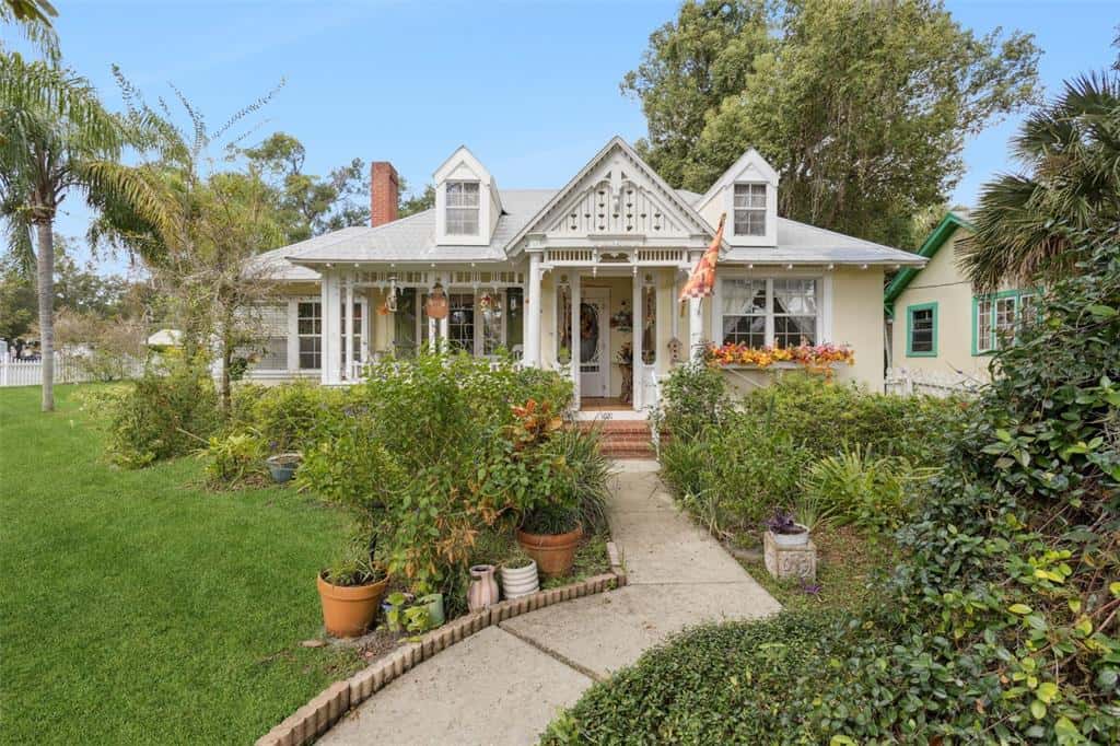 Single Family Residence in MOUNT DORA