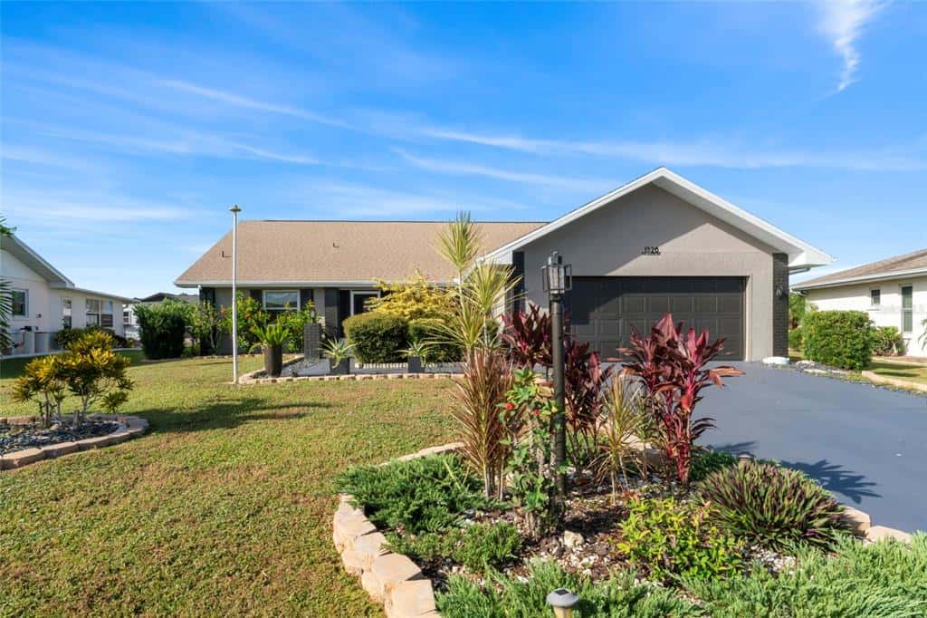 Single Family Residence in SUN CITY CENTER