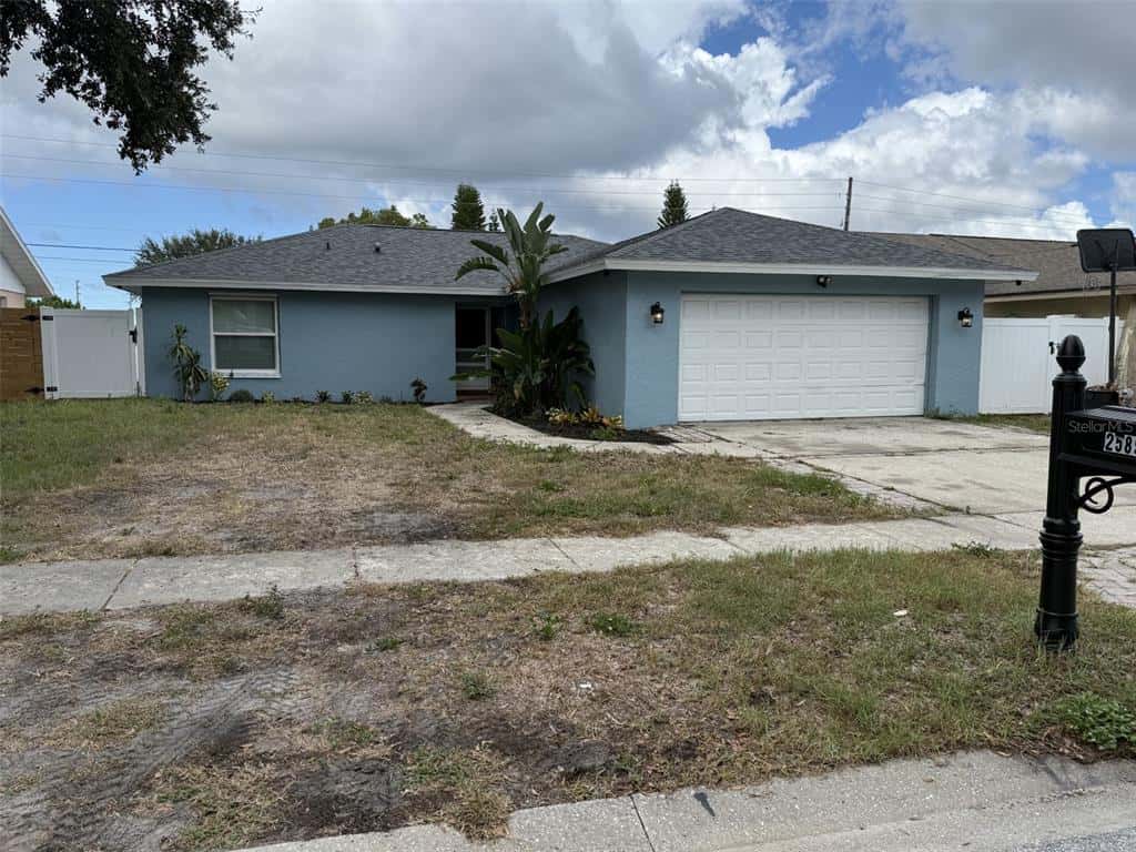 Single Family Residence in PALM HARBOR