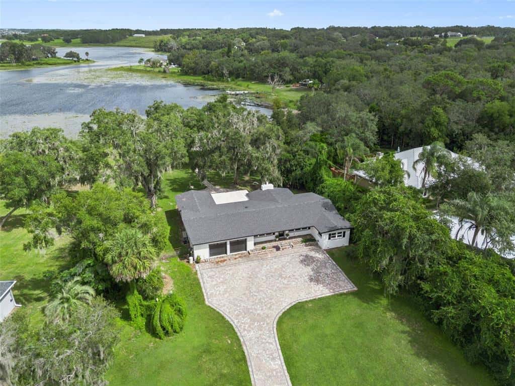 Single Family Residence in WINTER GARDEN