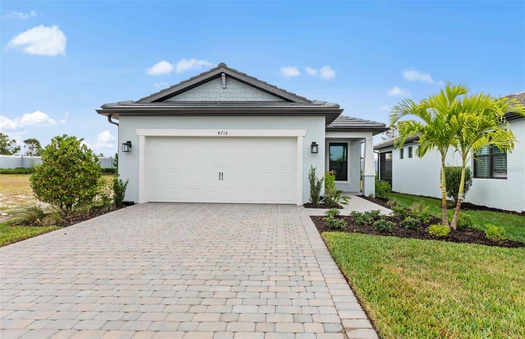 Single Family Residence in NORTH PORT