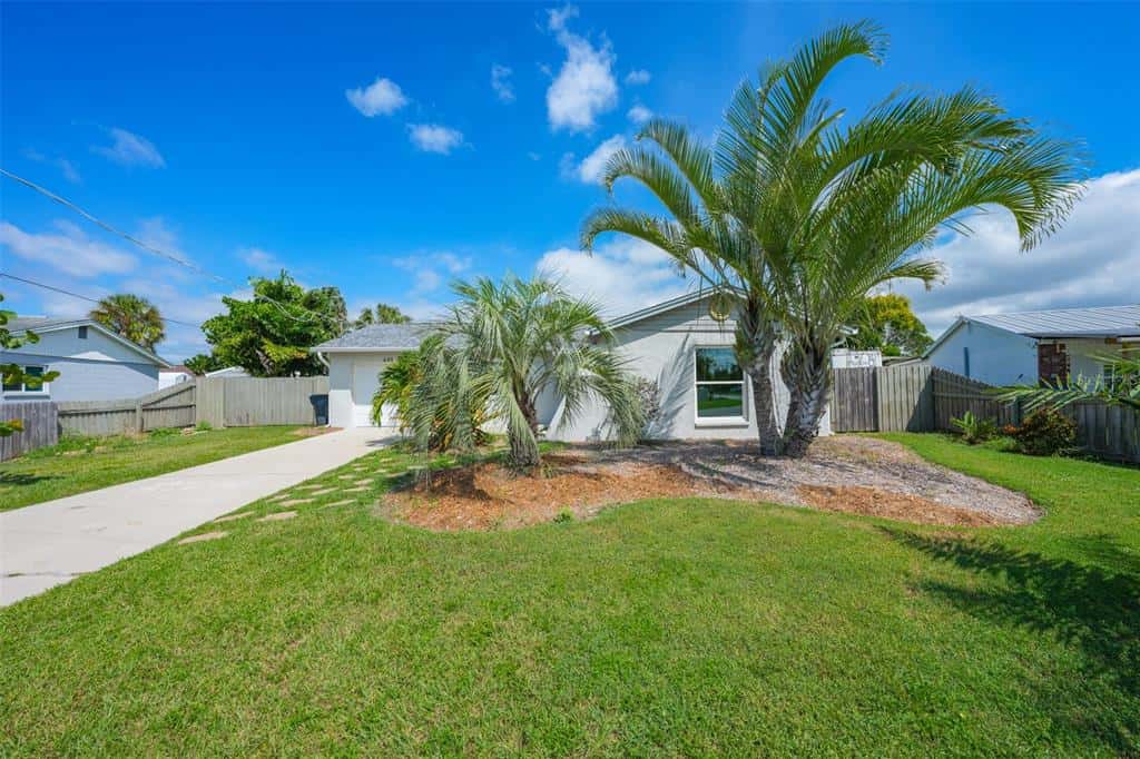 Single Family Residence in APOLLO BEACH