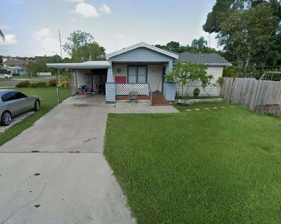 Single Family Residence in ST PETERSBURG