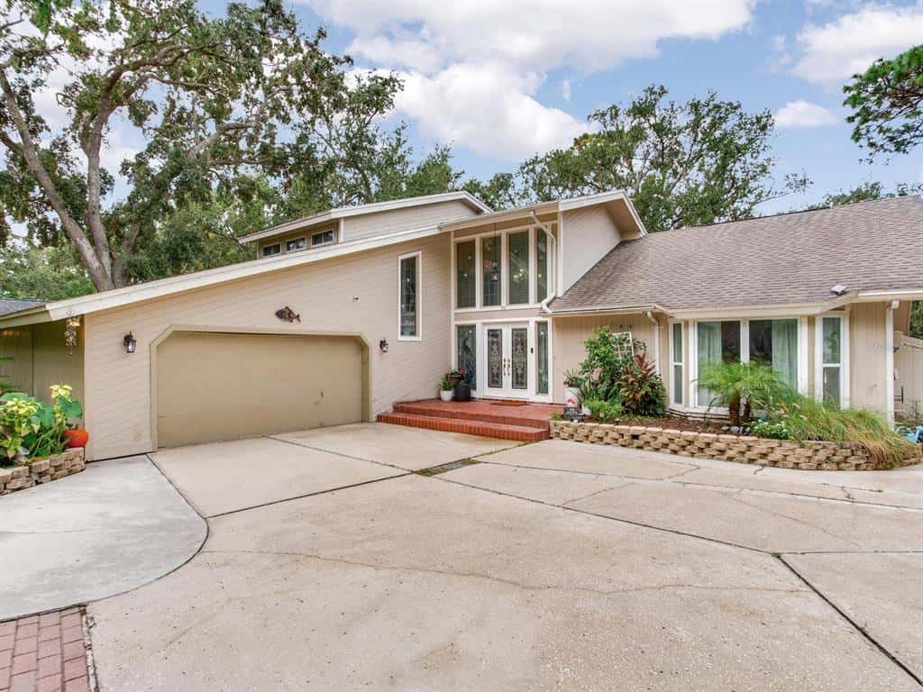 Single Family Residence in SAFETY HARBOR