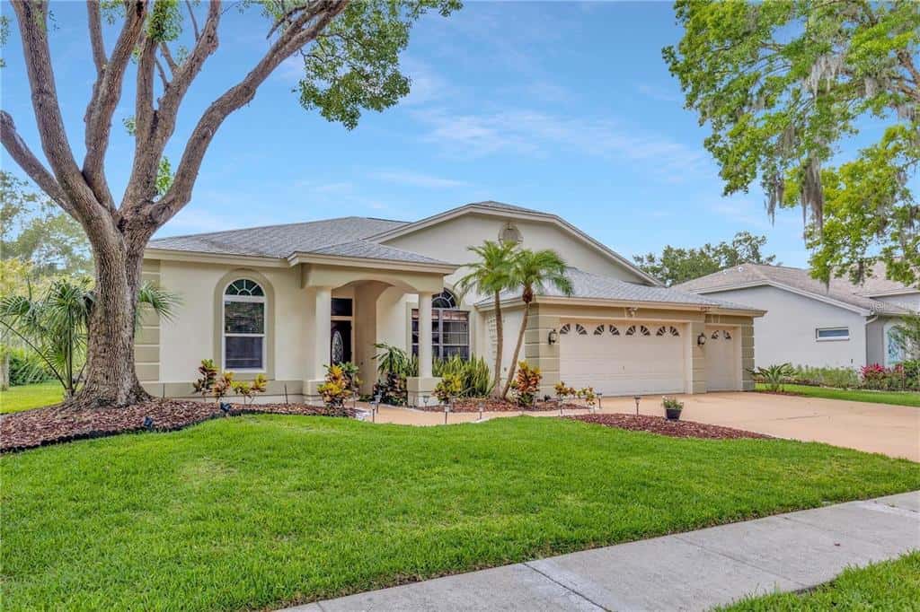 Single Family Residence in PALM HARBOR