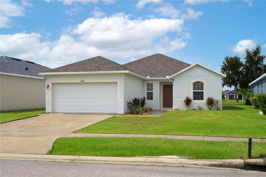 Single Family Residence in WINTER HAVEN