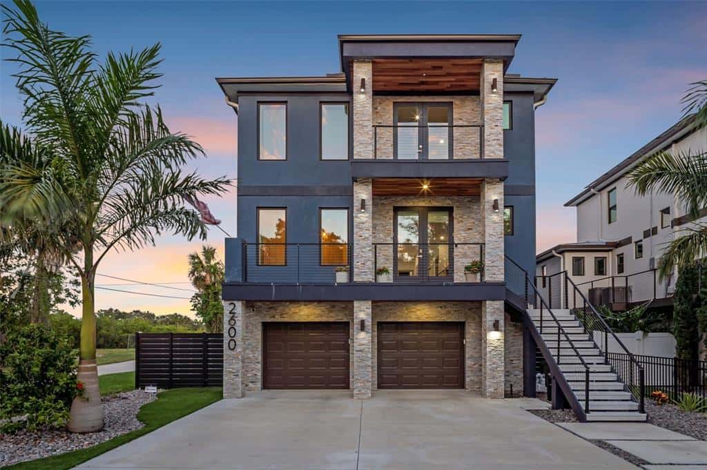 Single Family Residence in ST PETERSBURG
