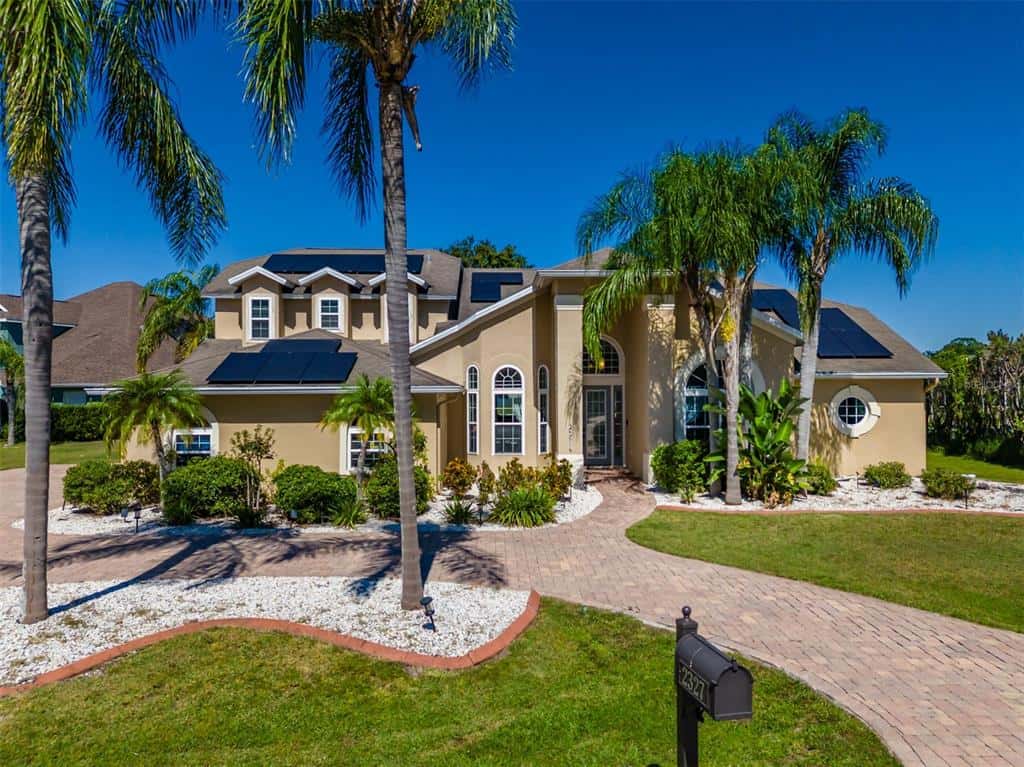 Single Family Residence in LAND O LAKES