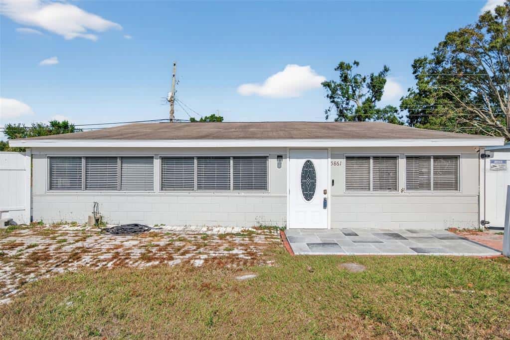 Single Family Residence in PINELLAS PARK
