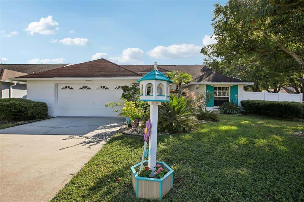 Single Family Residence in TARPON SPRINGS