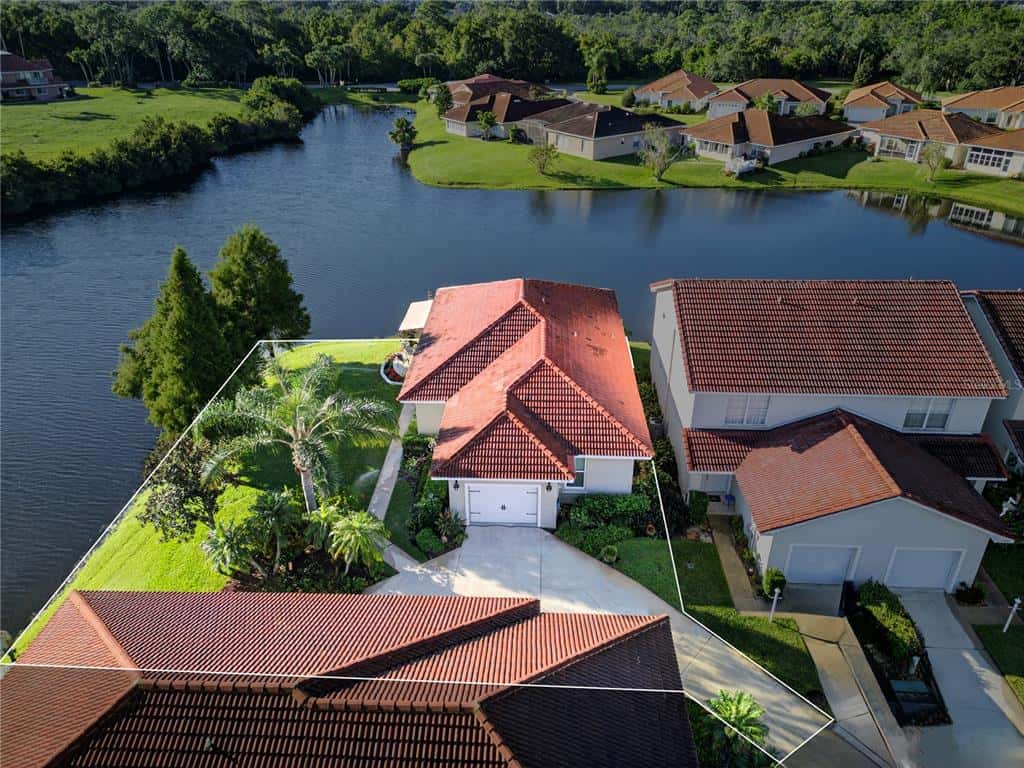 Single Family Residence in WINTER HAVEN