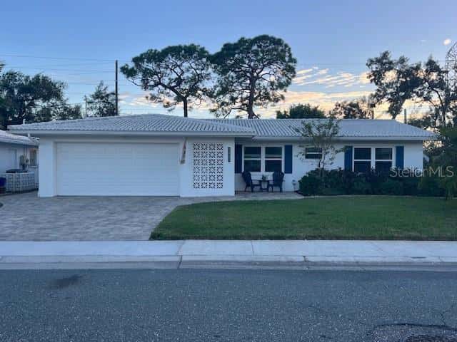 Single Family Residence in PINELLAS PARK