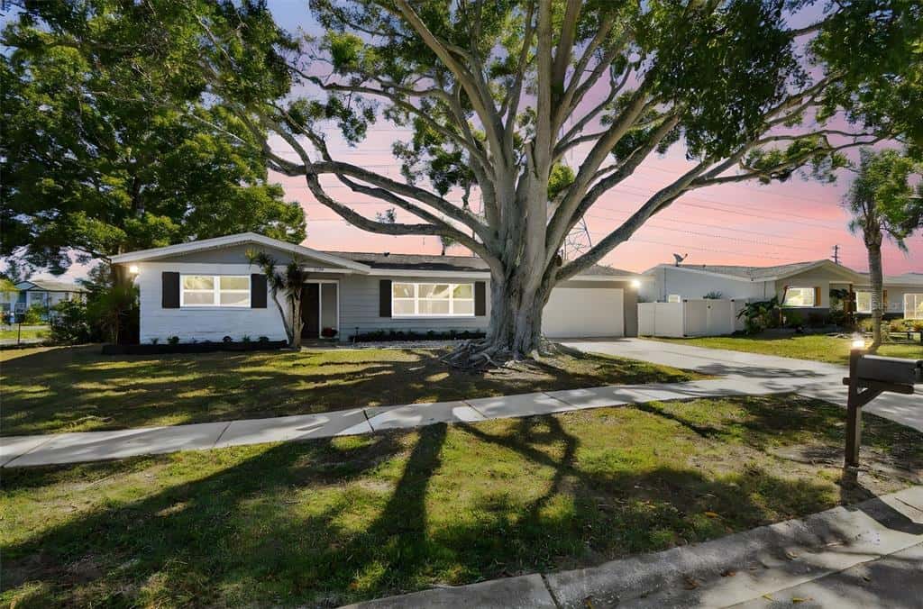 Single Family Residence in CLEARWATER