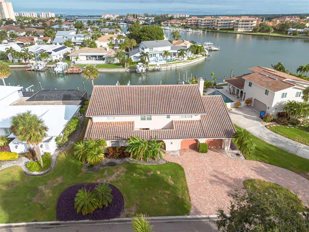 Single Family Residence in ST PETERSBURG