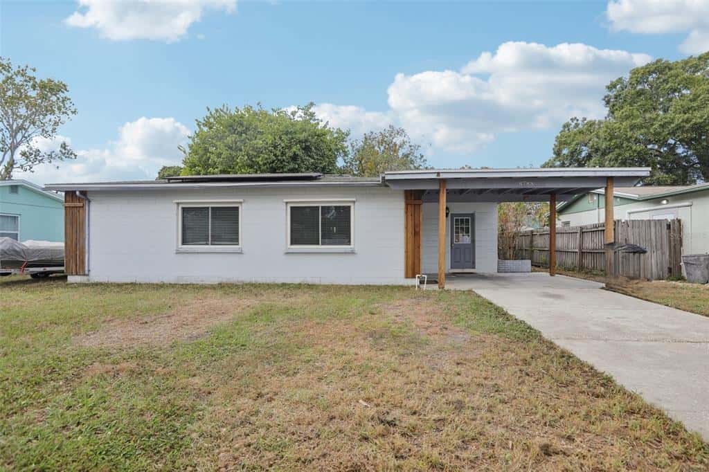 Single Family Residence in PINELLAS PARK