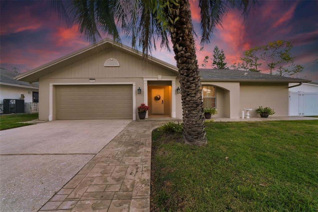 Single Family Residence in PALM HARBOR