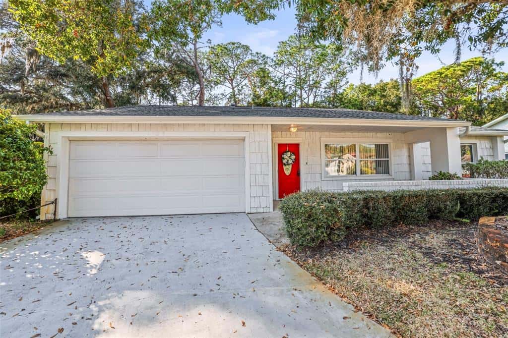 Single Family Residence in PALM HARBOR