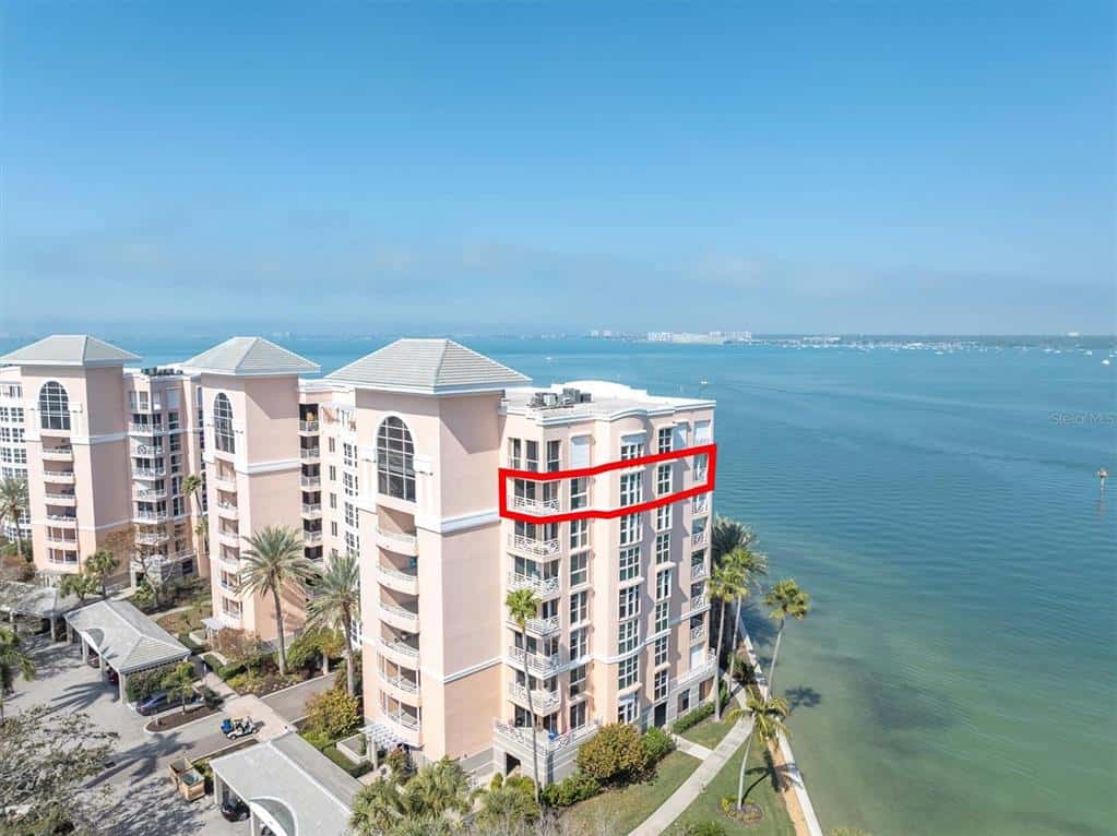 Condominium in ST PETERSBURG