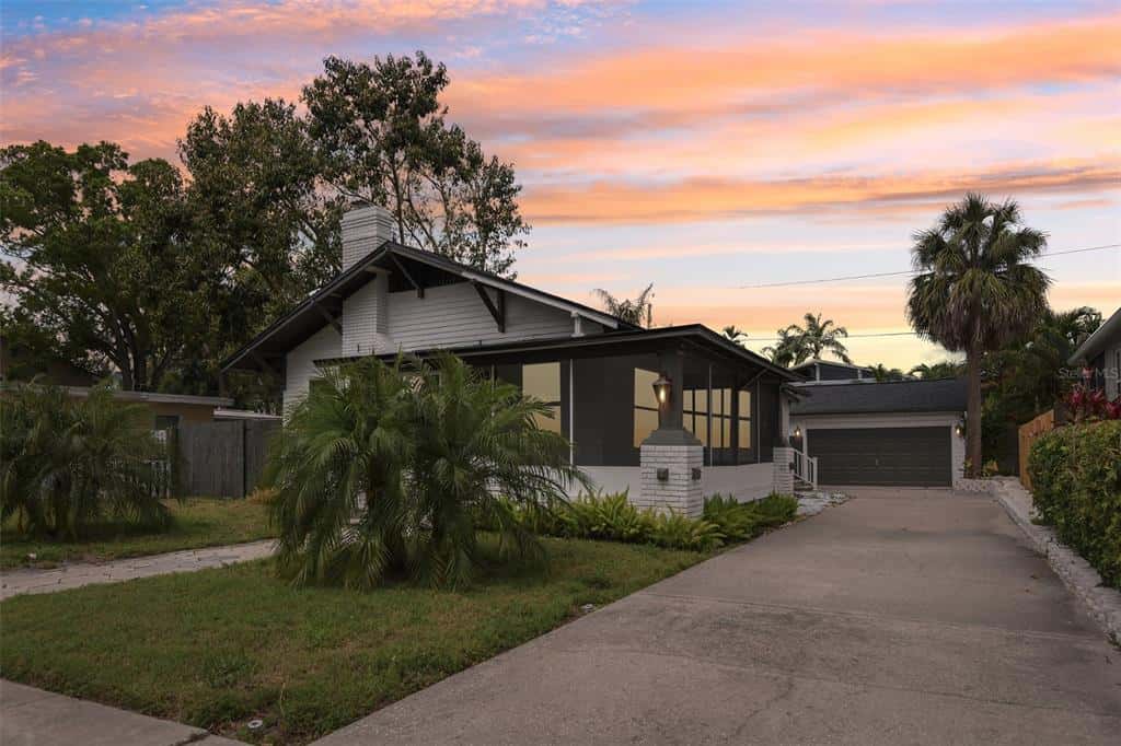 Single Family Residence in ST PETERSBURG