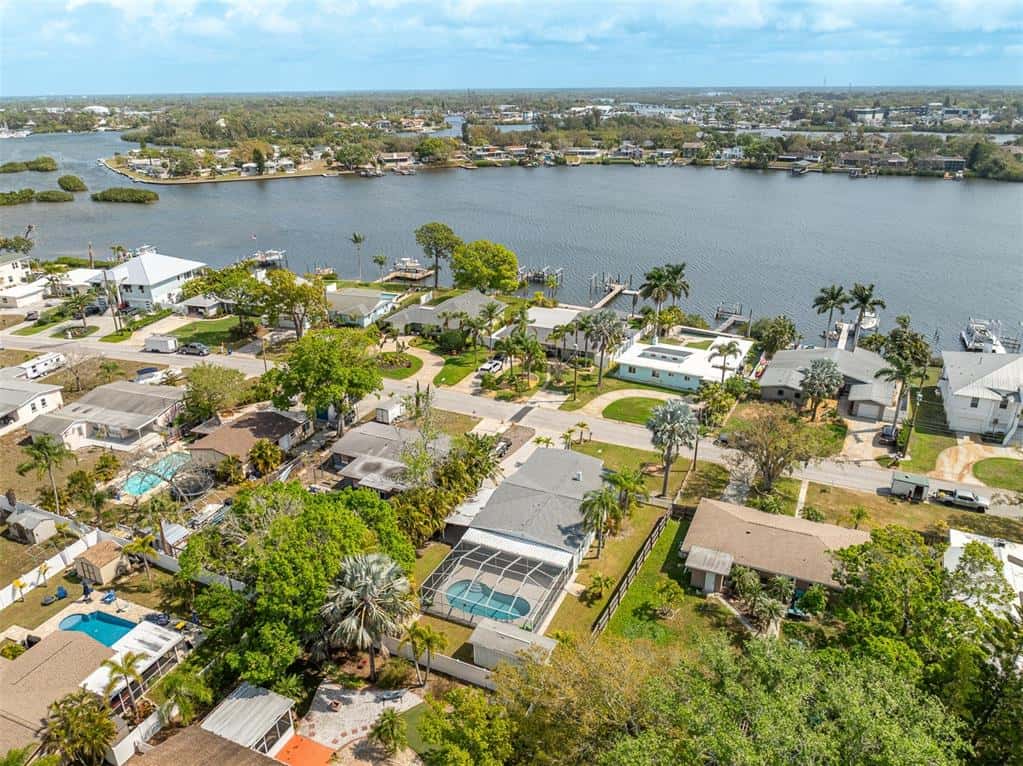 Single Family Residence in TARPON SPRINGS
