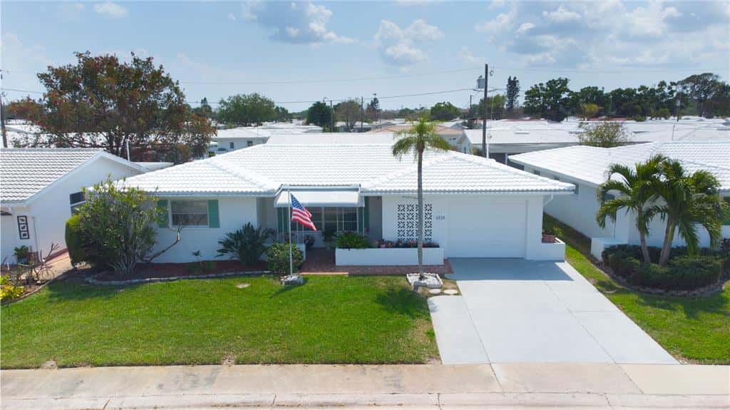 Condominium in PINELLAS PARK