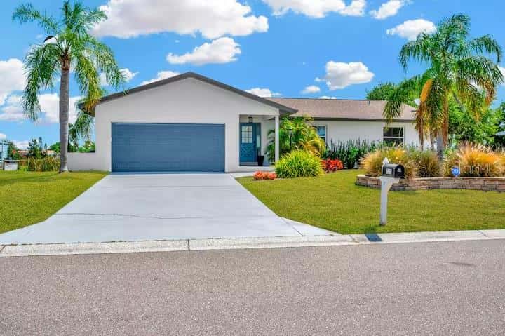 Single Family Residence in APOLLO BEACH