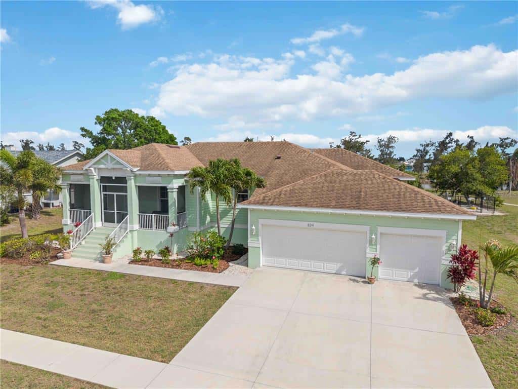 Single Family Residence in APOLLO BEACH